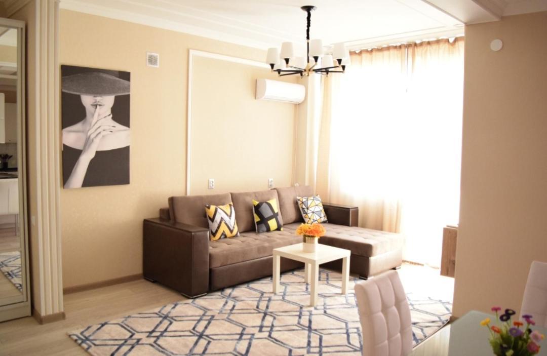 White Apartment With Panoramic View In The Center บิชเคก ภายนอก รูปภาพ